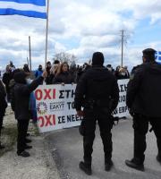 Αλυσοδέθηκαν οι κάτοικοι του Φυλακίου έξω από το ΚΥΤ (photo)