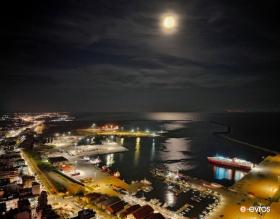 Η νύχτα γίνεται μέρα από το φως του φεγγαριού στην Αλεξανδρούπολη