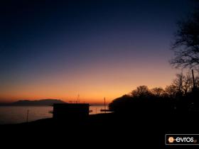 Turuncu gökyüzü ve Semadirek Adası'nın arka planı