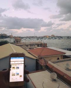 Στην παρακάτω φωτογραφία που μας στέλνει ο φίλος μας Στέφανος βλέπουμε το παλιό λιμάνι της Αλεξάνδρειας (2η μεγαλύτερη πόλη της Αιγύπτου) με φόντο το Κάστρο Κάιτ Μπέη.