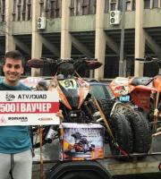 Ο Ραφαήλ Κυριακίδης δίπλα στο όχημά του