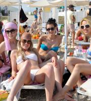 We 'Get the summer feeling'  στο πολύ ανεβασμένο Reina beach bar!