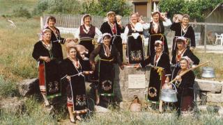 Έθιμο του Αγίου Γεωργίου με πρωταγωνιστές ανύπαντρους άντρες και γυναίκες.