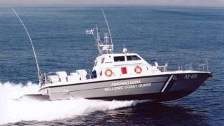 Πνευστή μηχανοκίνητη λέμβος ανοιχτά της Σαμοθράκης με 42 μετανάστες.