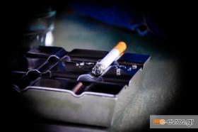 Τσιγάρο ατέλειωτο βαρύ η μοναξιά μου...