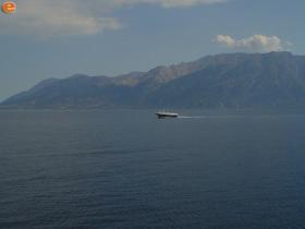 Μπροστά από το βουνό Φεγγάρι.