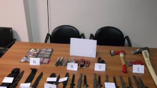 Κήποι: Μαχαίρια, ξιφολόγχες και κροτίδες εντοπίστηκαν σε όχημα.