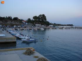 Makris'in küçük limanı.