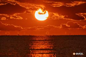 Ο ήλιος λάμπει λούζοντας το Θρακικό Πέλαγος