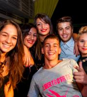 Όμορφες παρουσίες και πολλά χαμόγελα στο Reina summer clubbing!