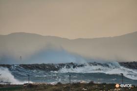 Φουρτουνιασμένη θάλασσα στο λιμάνι της Αλεξανδρούπολης