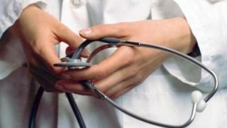 ΙΣΕ: Οι ελευθεροεπαγγελματίες γιατροί να παρέχουν αφιλοκερδώς υπηρεσίες στους πληγέντες της πυρκαγιάς