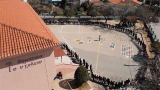 Οι Μαθητές του 7ου Δημοτικού Σχολείου Αλεξανδρούπολης τραγουδούν για την "ΕΙΡΗΝΗ" (video)
