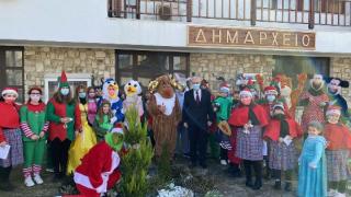 Οι ήρωες του "Σαν παραμύθι" τραγούδησαν τα κάλαντα στον δήμαρχο Σουφλίου!