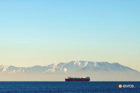 Το "FSRU" μπροστά από τα κατάλευκα βουνά της Σαμοθράκης