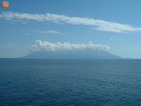 Το νησί από μακριά.