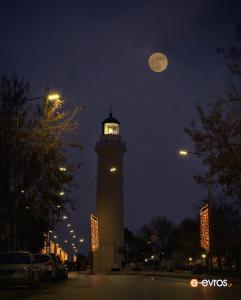 Η γιορτινά στολισμένη Αλεξανδρούπολη υπό το άγρυπνο βλέμμα του φεγγαριού