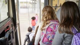 Σχολικές εκδρομές με ΙΧ παιδικά καθισματάκια: "Λανθασμένη ανάγνωση της υπουργικής απόφασης του 2014"