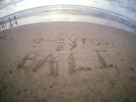 Στο Μπαλί της Ινδονησίας και συγκεκριμένα στην παραλία "Kuta" βρέθηκε ο φίλος Δημήτρης πριν λίγες μέρες και με τον δικό του τρόπο μας έδειξε την αγάπη του.