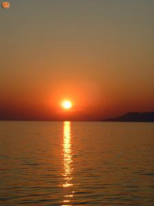 Στα Λουτρά το ηλιοβασίλεμα.