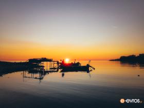 Το ηλιοβασίλεμα στο μικρό λιμανάκι της Μαΐστρου