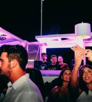 Ένα δυνατό super closing party του Yacht club με τους Dole & Kom