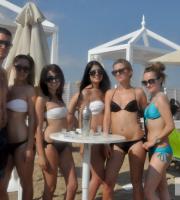 We 'Get the summer feeling'  στο πολύ ανεβασμένο Reina beach bar!