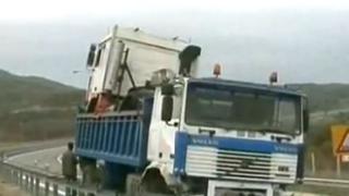 Φορτηγό εξετράπη της πορείας του και πέρασε στο αντίθετο ρεύμα.