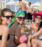 We 'Get the summer feeling'  στο πολύ ανεβασμένο Reina beach bar!