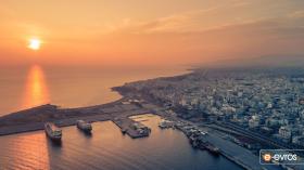  Gökyüzünün renkleri ve arka plandaki sis, elbette yakalamak için acele ettiğimiz güzel bir görüntü yaratıyor.