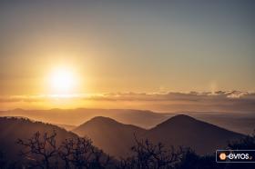 Kikones tarafından inşa edilmiş antik duvarların kalıntılarına yürüyüş