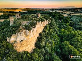 Semadirek adasına bakan Nehir Kalesi'nde