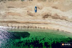 Öğlen sahilden yukarı bakıyorum