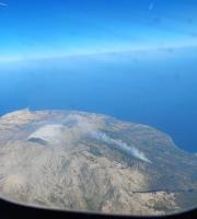 πανοραμική λήψη από τη φωτιά που έχει ξεσπάσει στα Θέρμα Σαμοθράκης.