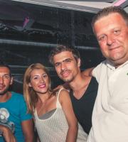 Έχει άλλο αέρα εκεί πάνω, στην ταράτσα του Yacht club.