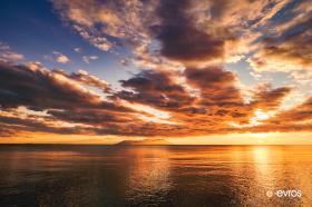 Ηλιοβασίλεμα με φόντο τη Σαμοθράκη