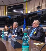 Στιγμιότυπο από την ενημέρωση των δημοσιογράφων από τον κ. Δημήτρη Αβραμόπουλο, Ευρωπαίο Επίτροπο Μετανάστευσης, Εσωτερικών Υποθέσεων και Ιθαγένειας