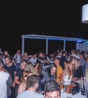 Νύχτες μαγικές και ονειρεμένες στην ταράτσα του Yacht club, στο λιμάνι