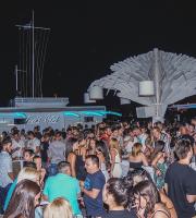 Νύχτες μαγικές και ονειρεμένες στην ταράτσα του Yacht club, στο λιμάνι