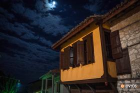 Το Μουσείο Μετάξης Σουφλίου υπό το σεληνόφως.