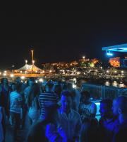 Τι γίνεται κάθε Παρασκευή στην πιο όμορφη ταράτσα της πόλης;!