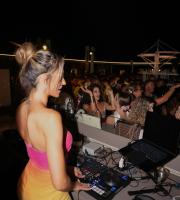 Το καλοκαίρι στα καλύτερά του – Η Elena Konsta ξεσήκωσε το NOA Rooftop!