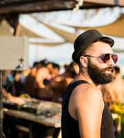 Χτύπησε "κόκκινα" το beach party με Dj Angelo & Andrea Athineo στο Yasu beach bar