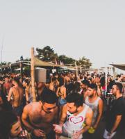 Χτύπησε "κόκκινα" το beach party με Dj Angelo & Andrea Athineo στο Yasu beach bar