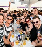 Ο άπαιχτος Teenage Mutants στην ταράτσα του Yacht Club.