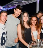 Ο άπαιχτος Teenage Mutants στην ταράτσα του Yacht Club.