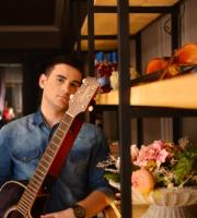 Who is Λαϊνάς;