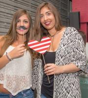 Σούπερ "Hooters & Photobooth" πάρτι στο Reina Club.