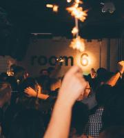 "Ανεβήκαμε" στο Level 1 του Room 6 με super opening την Κυριακή