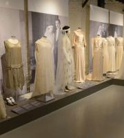 Στην έκθεση παρουσιάζονται δημιουργίες ελληνικών και ξένων οίκων